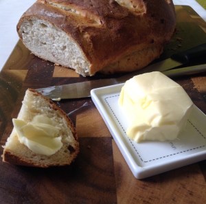 Das fertige Restebrot mit Butter