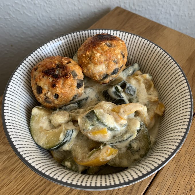 Hackbällchen aus Hähnchenbrust mit Rahmzucchini