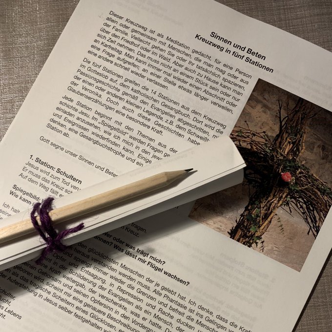 Das erste Blatt des Kreuzwegs mit der gerollten Variante obendrauf.