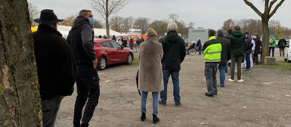 Lange Schlange vor dem Impfzelt. (Angeschnitten.)