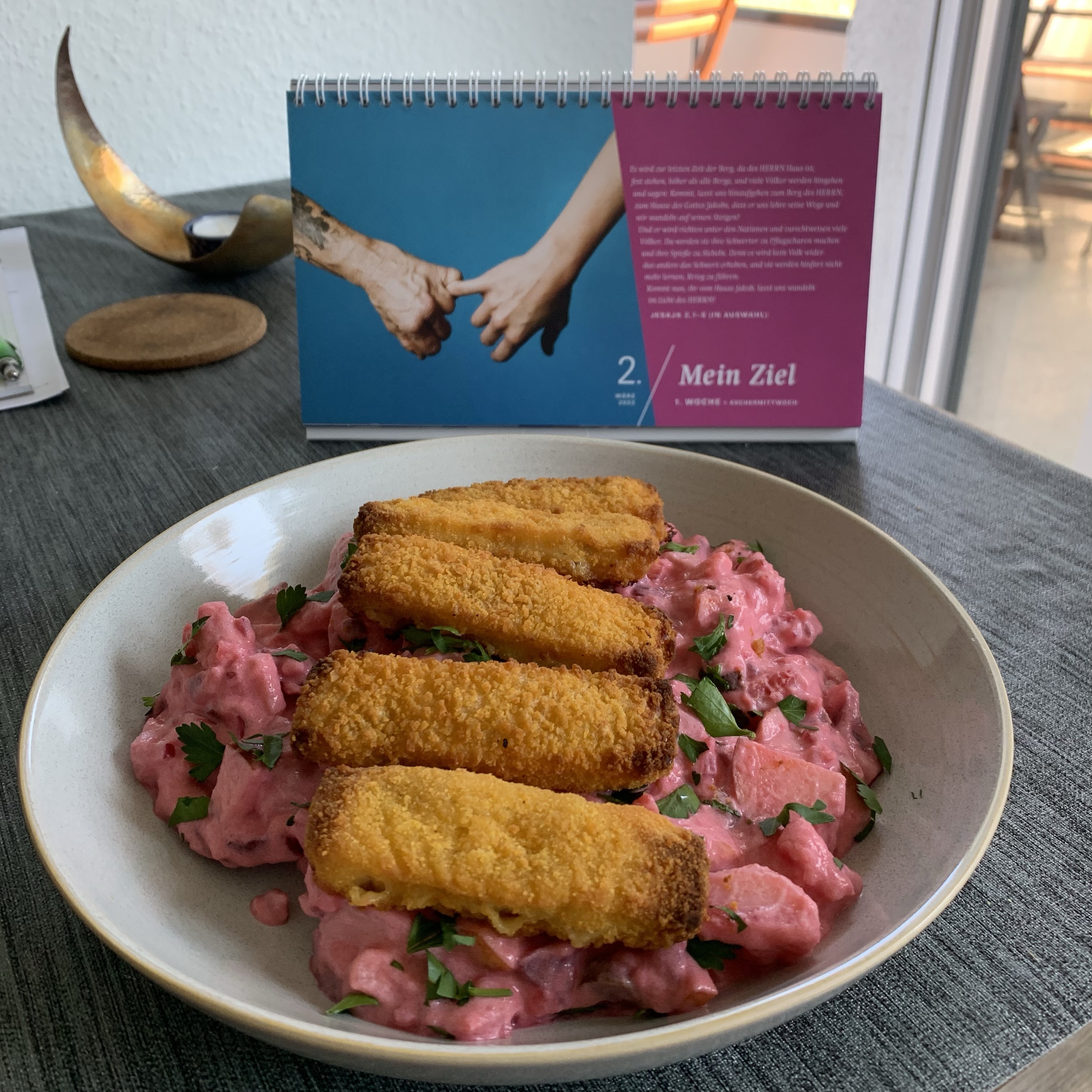 Die erste Fastenspeise mit dem Fastenkalender, aufgeschlagen an Aschermittwoch (02. März).