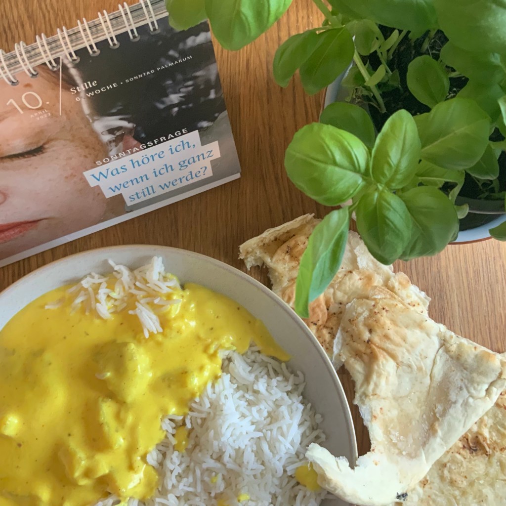 Das Mittagessen wie beschrieben von oben aufgenommen, mit einem Top Basilikum rechts und dem Fastenkalender mit dem heutigen Blatt (Frage: Was höre ich, wenn ich ganz still werde?) links mit im Bild.