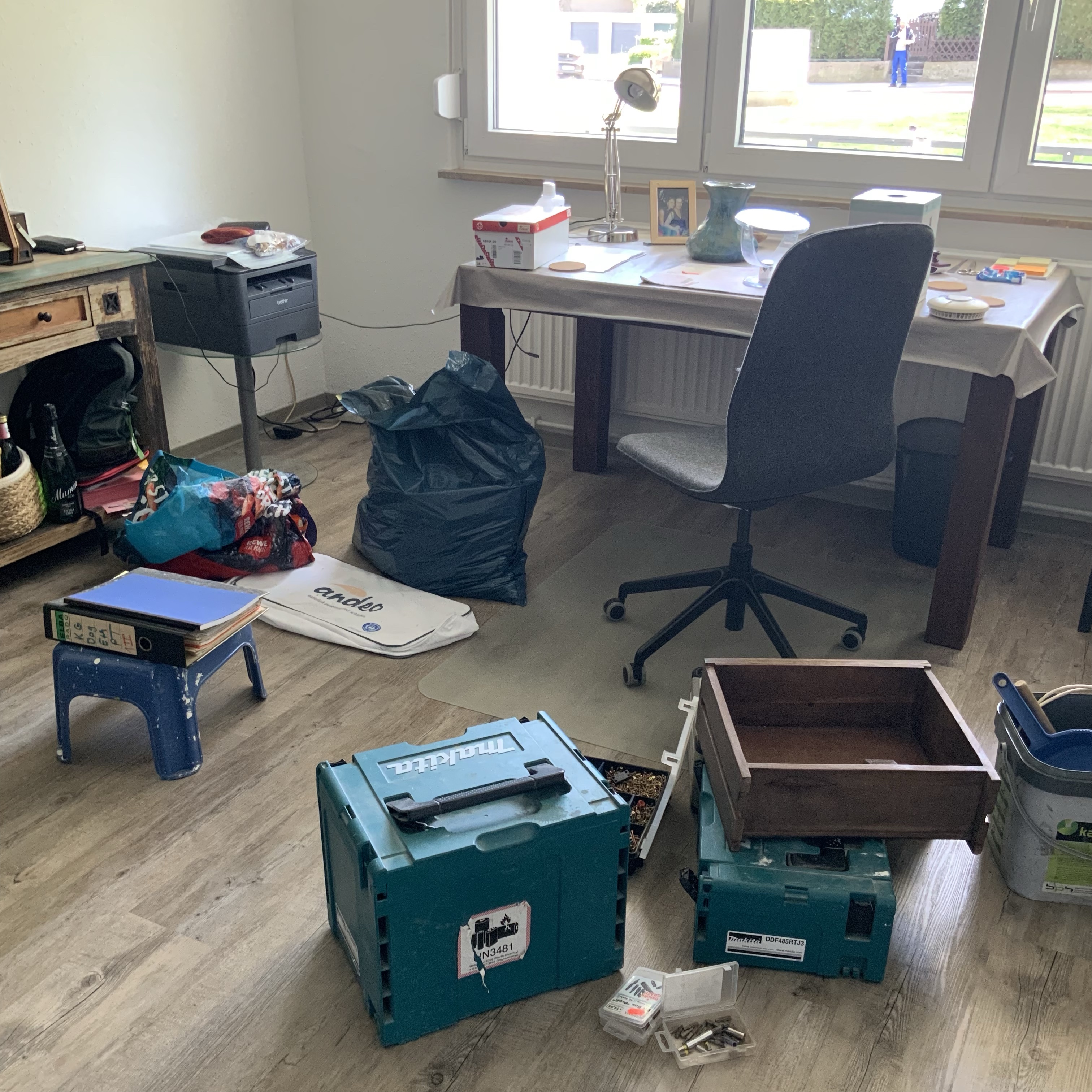 Mein Arbeitszimmer im Chaos des Handwerks mit Müllsack, kaputter Schublade, Werkzeugkisten von Makita und Krempel.