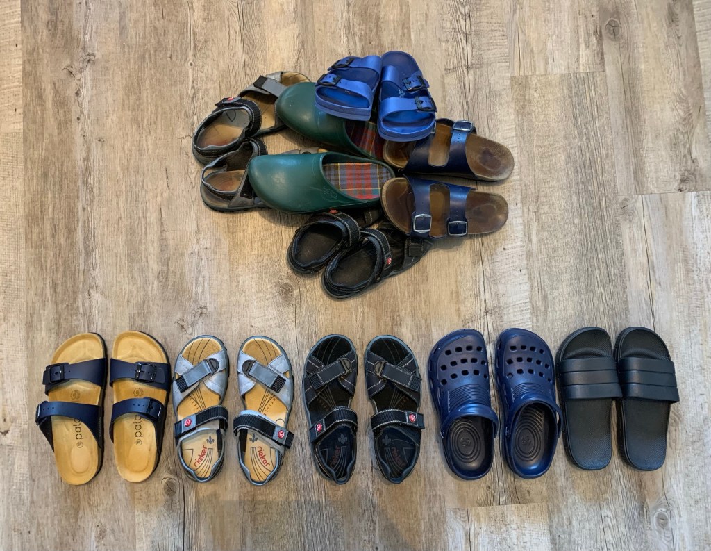 Die alten Schuhe auf einem Haufen, die neuen Schuhe darunter ordentlich aufgereiht.