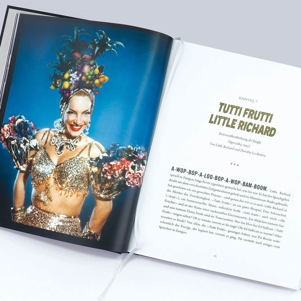 Aufgeschlagene Doppelseite aus Bob Dylans Buch. Es zeigt links eine Revuetänzerin aus den 50ern im Tutti-Frutti-Kostüm und rechts den Beginn des Kapitels über "Tutti Frutti" von Little Richard.