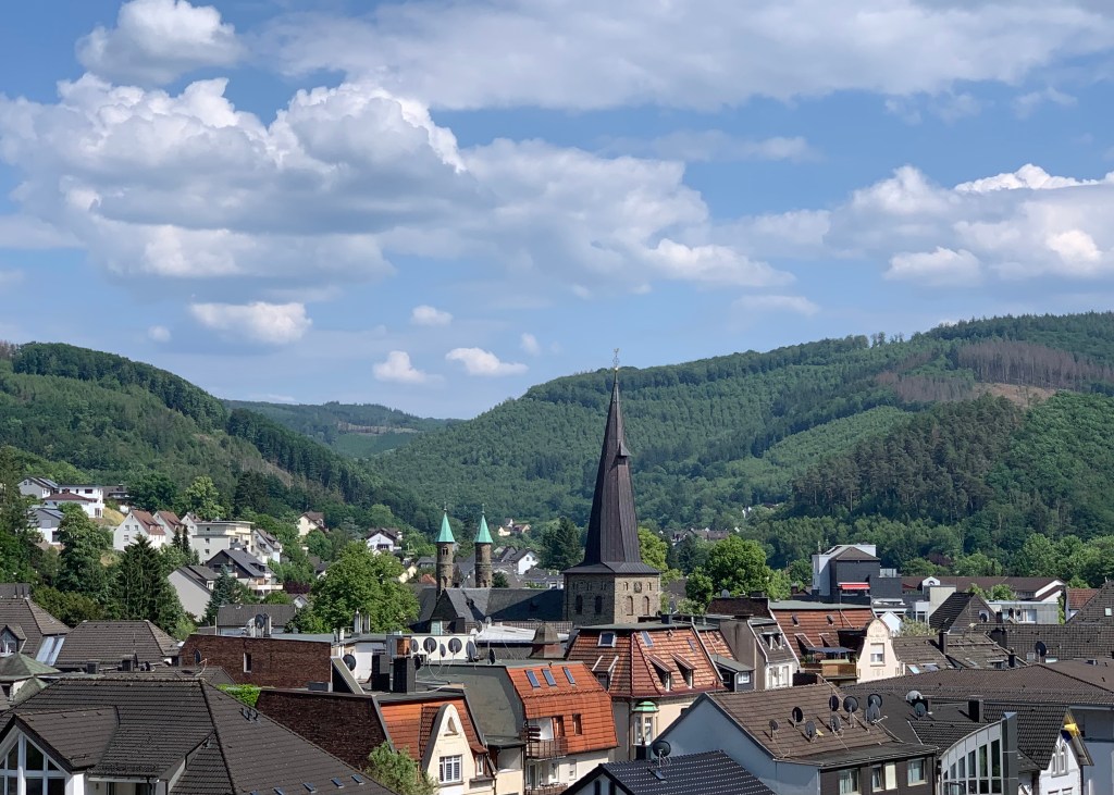 Die Innenstadt von Plettenberg mit der Christuskirche vom Hestenberg (Café Haltepunkt) aus fotografiert.