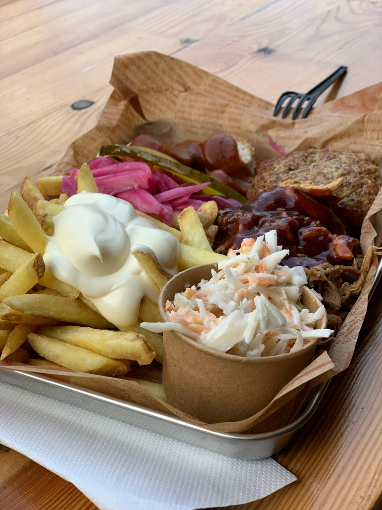 "Schlachterplatte" von Dönninghaus: Pommes, Krautsalat, rote Zwiebeln, Gurke, Pommes, Mayo, Currywurst, Fridadelle, Pulled Pork.