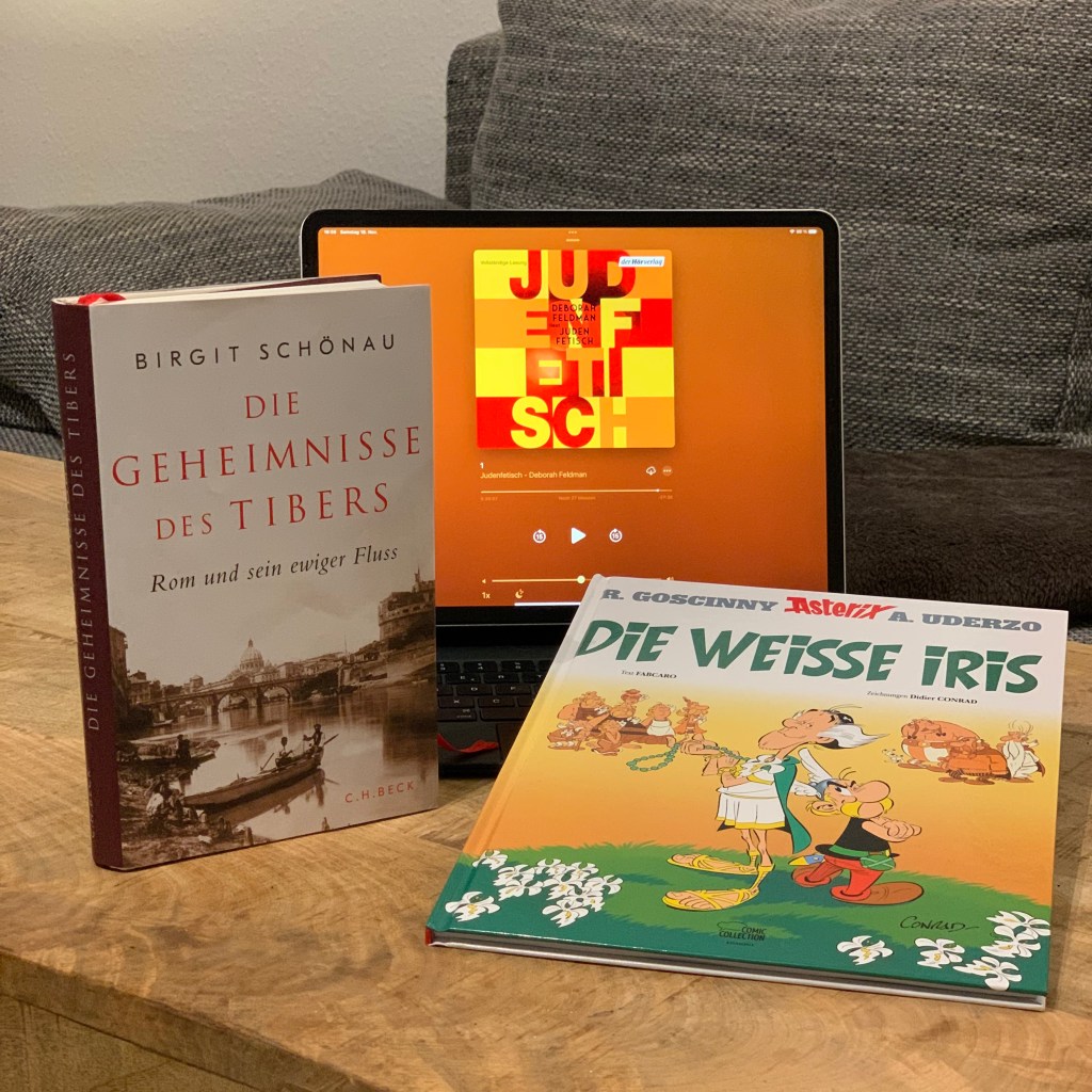 Die drei Bücher (das Hörbuch von Feldmann auf dem iPad pro) auf meinem Wohnzimmertisch fürs Foto drapiert.