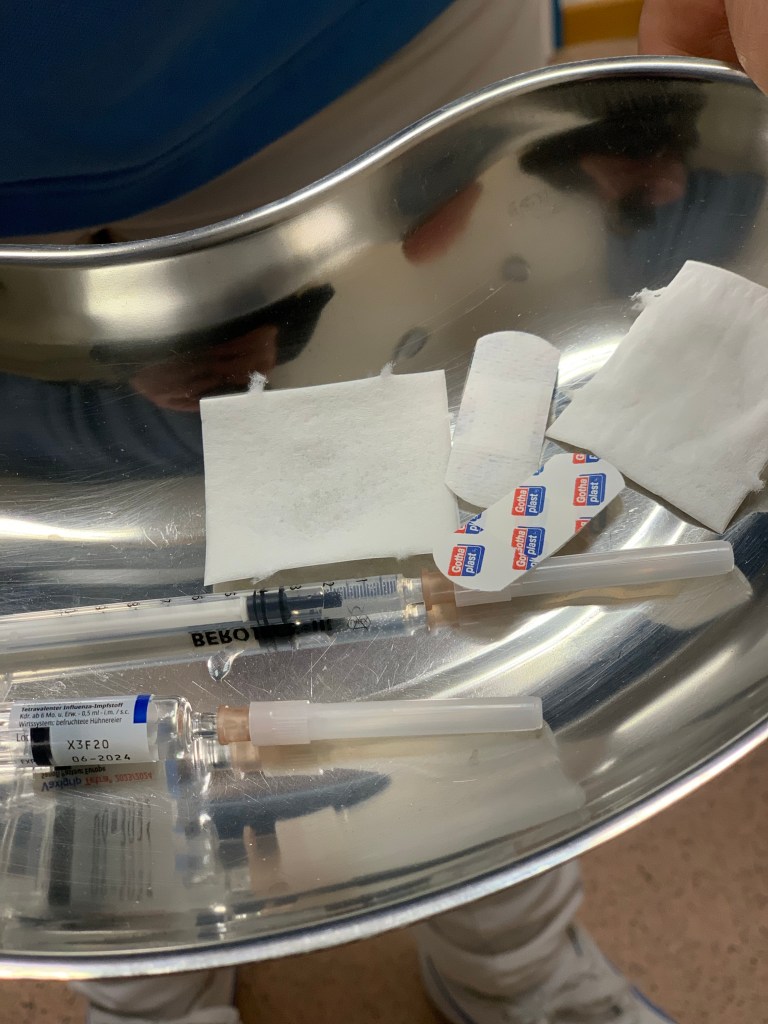 Nierenschale mit dem Zeugs für die Impfungen.