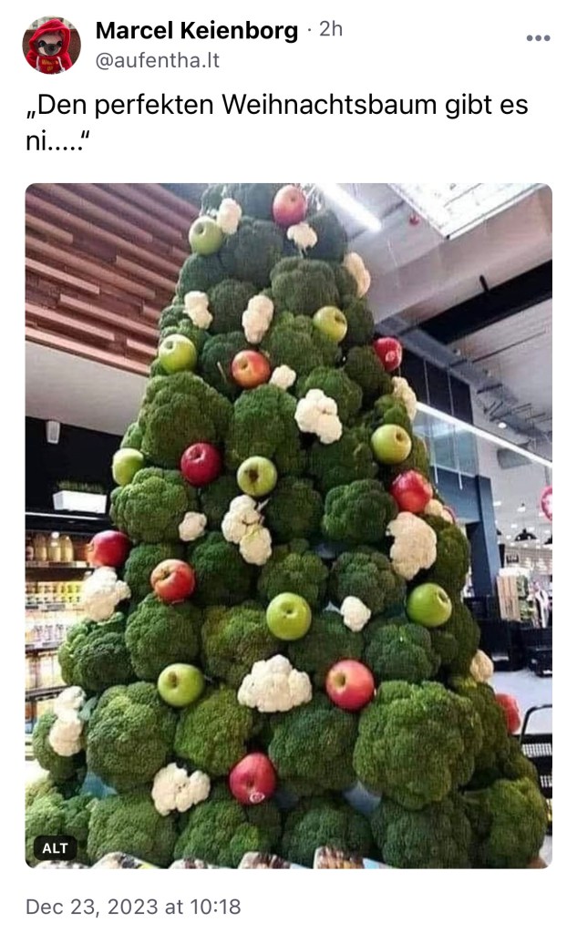 Marcel: Den perfekten Weihnachtsbaum gibt es ni....
(Da zu ein Foto eines Weihnachtsbaums aus Brokkoli, verziert mit roten und grünen Äpfeln und Blumenkohlwolken. Alles Rohkost.)