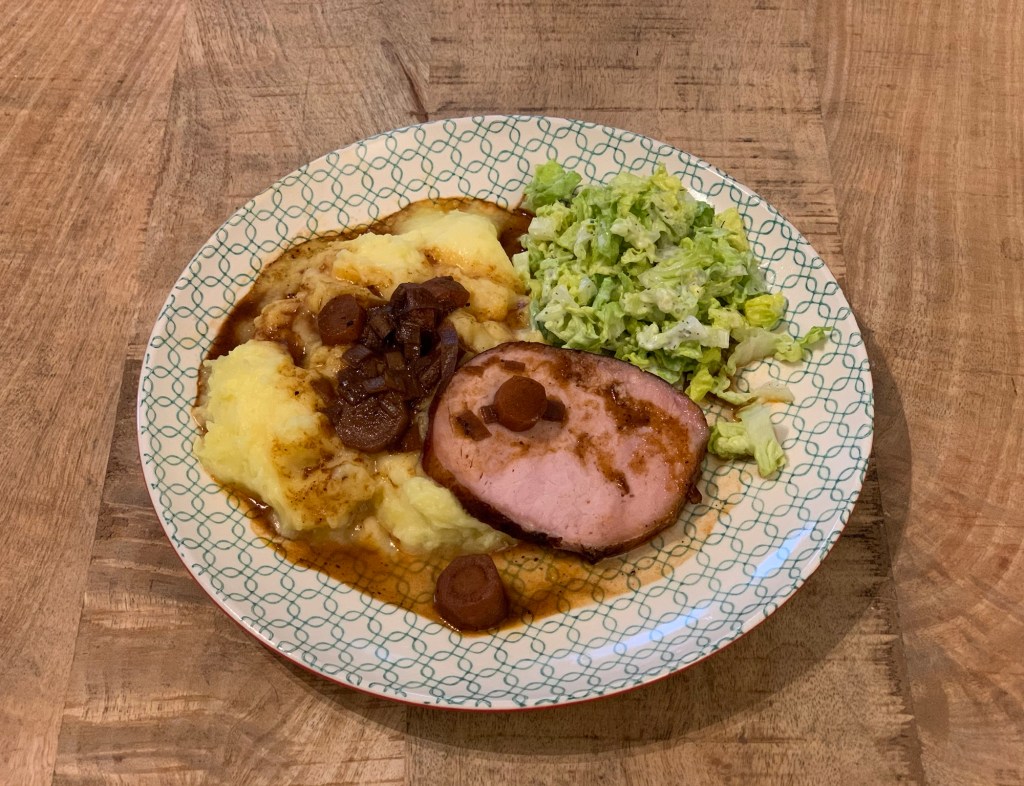 Das Mittagessen wie beschrieben auf einem Teller.