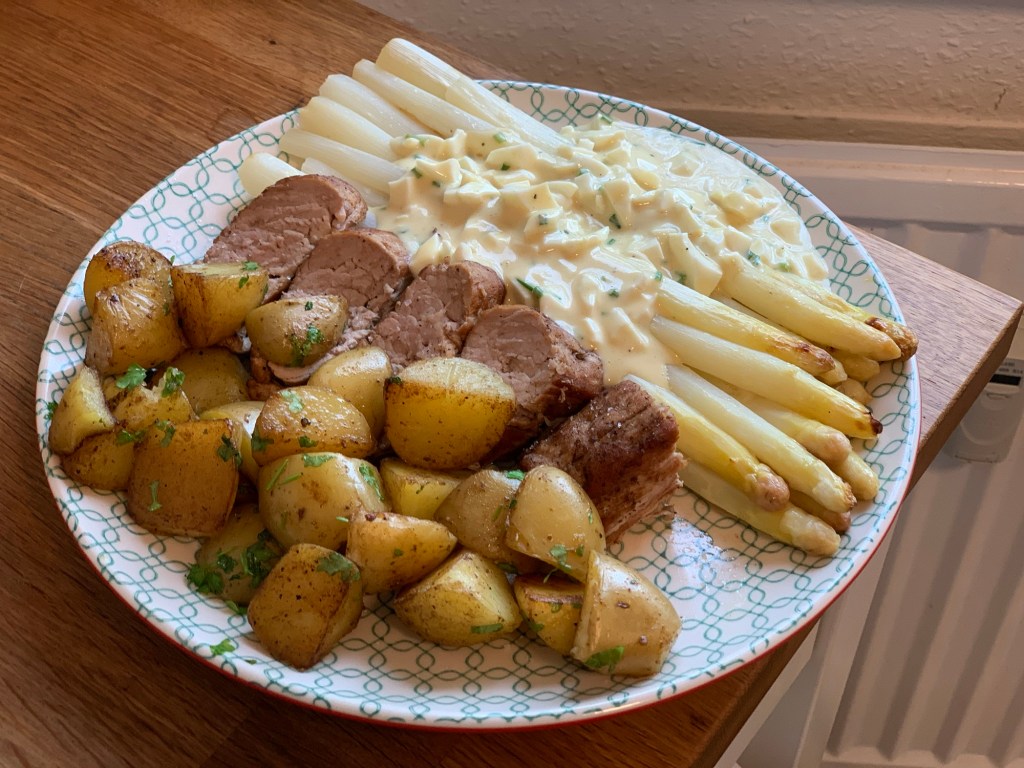 Mittagessen auf einem Teller wie beschrieben.