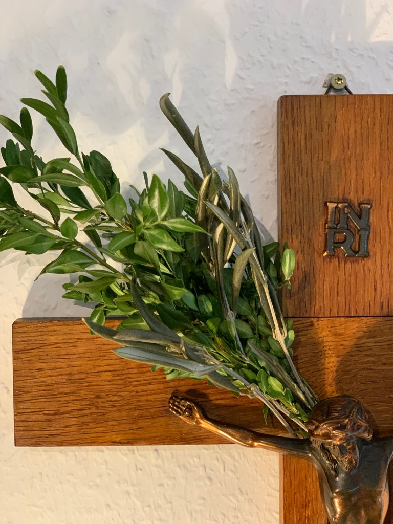 Palmzweig aus Buchsbaum und noch irgendein Kraut an meinem Holzkruzifix mit Kupfercorpus (Ausschnitt).