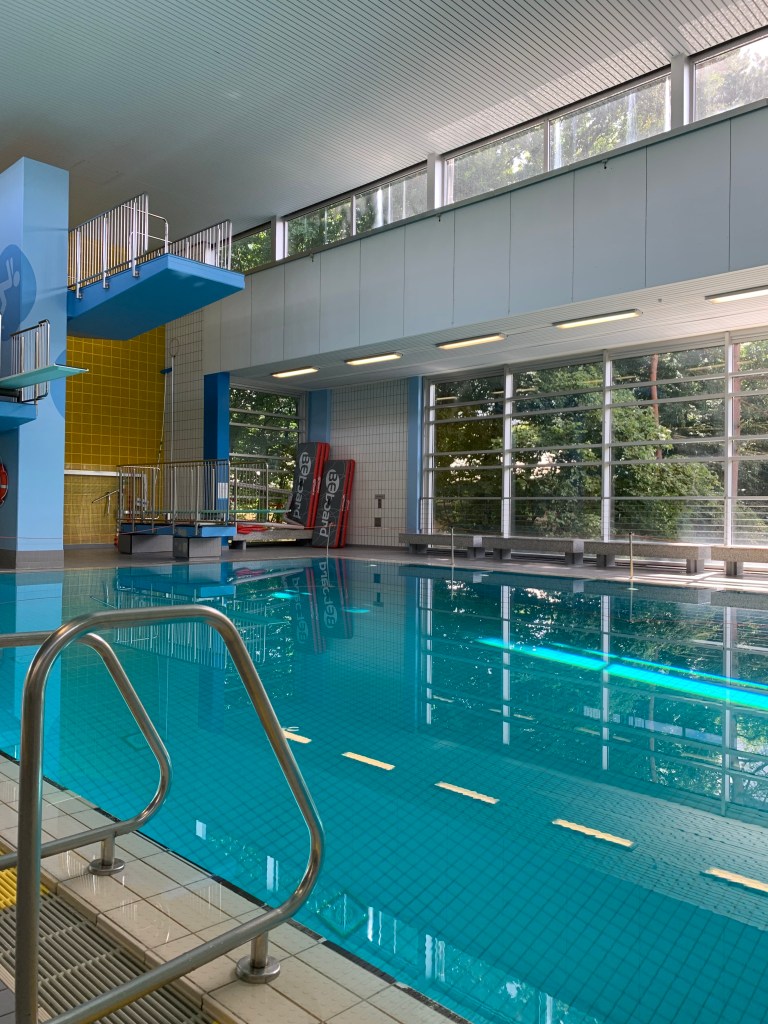 Das kleinere Becken mit den Sprungtürmen in dem Hallenbad, in das ich heute und lieber gehe.