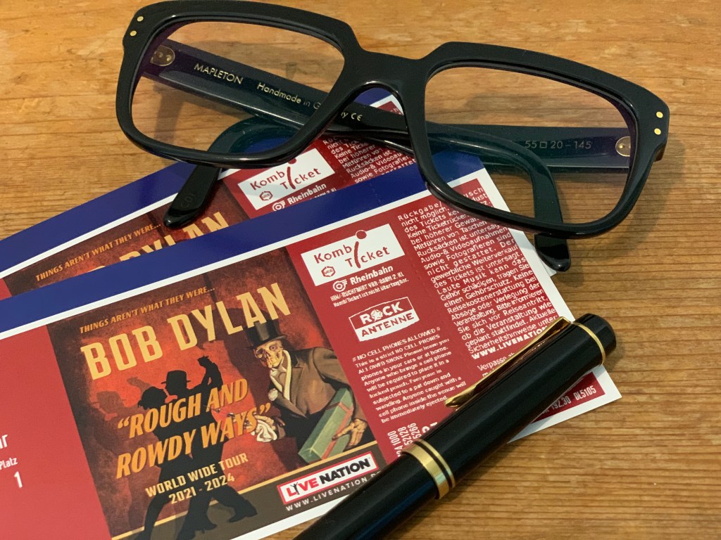 Die beiden Tickets, teilweise abgedeckt mit meiner Brille und meinem Füller.