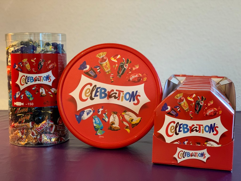 3603 g Celebrations, verpackt in einer durchsichtigen Tonne (1435 g), eine großen, runden Schachtel (600 g) und acht normalen Packungen (jeweils 196 g).