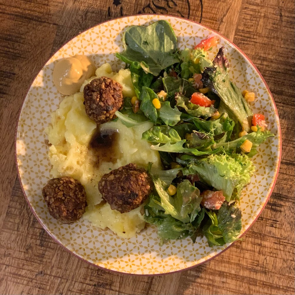 Abendessen wie beschrieben mit drei kleinen Frikadellen und Senf.