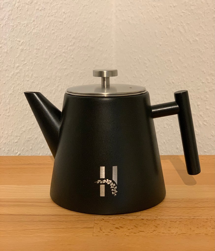 Die neue Teekanne: Schwarz mit Edelstahldeckel.