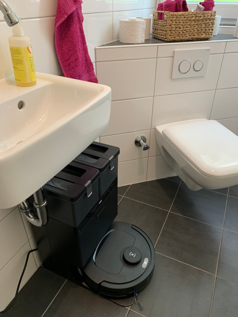 Riff Raff auf seiner Station neben dem Klo.