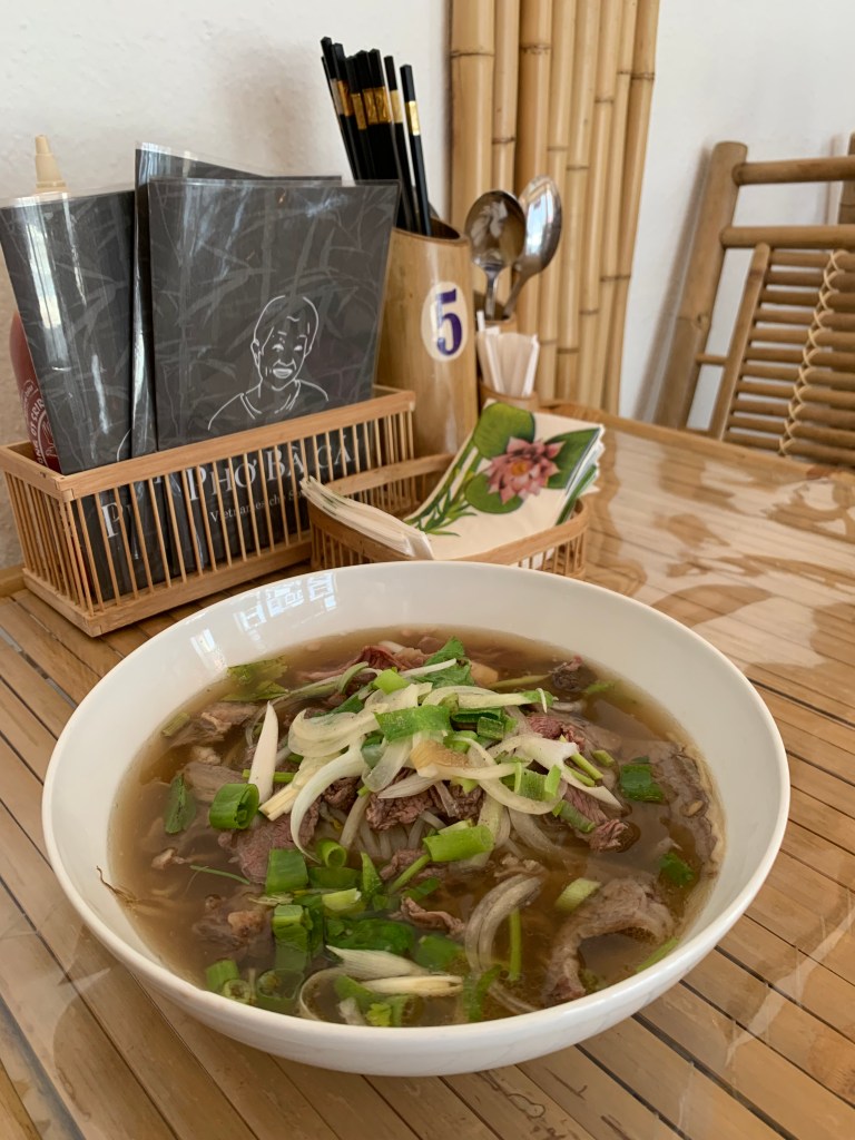 Eine Schale Pho auf dem Tisch im Restaurant.