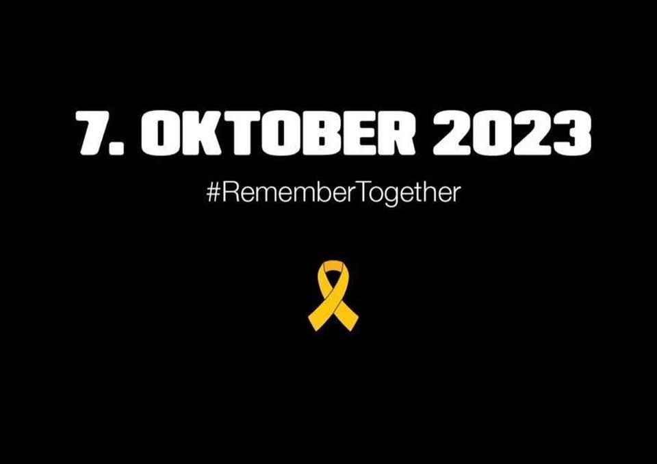Auf schwarzem Untergrund steht dick mit weißer Schrift: 7. Oktober 2023, darunter dünner und kleiner #RememberTogether. Danach kommt mittig eine gelbe Schleife. Ich sah dieses Bild heute im Internet häufig, auch als Anzeige geschaltet.