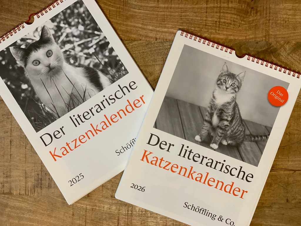 "Der literarische Katzenkalender" von 2025 und der von 2026 mit einem Katzenfoto auf dem Deckblatt.