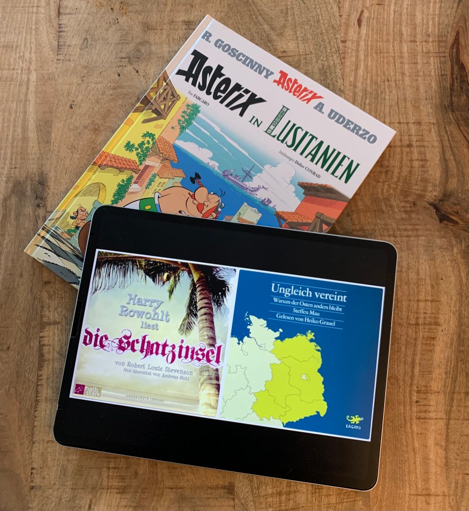 Der Asterix und mein iPad pro mit den Titelbildern der beiden Hörbücher.