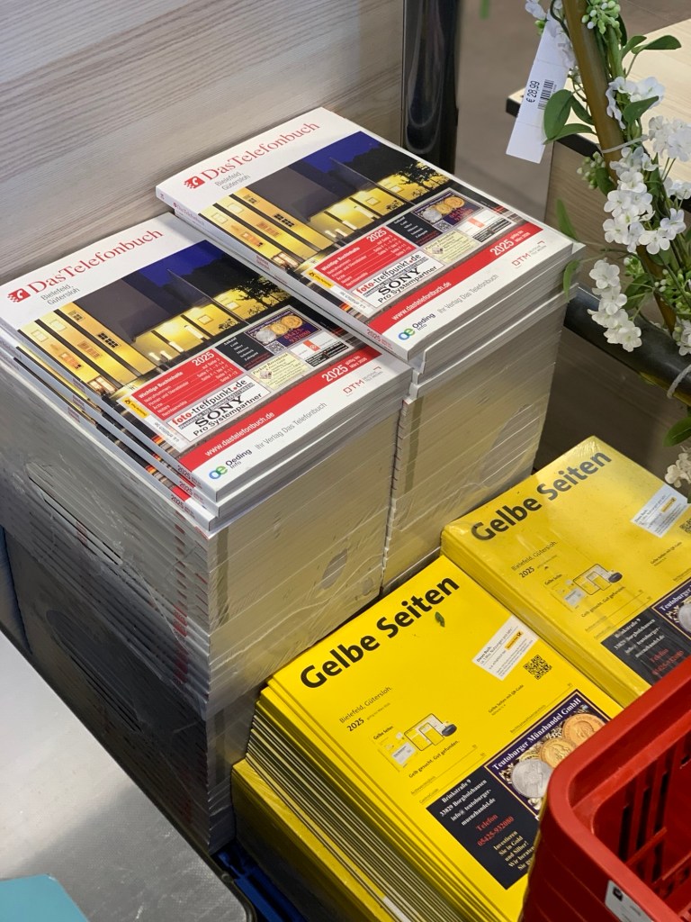 Zwei mal zwei Stapel wie beschreiben. Am unteren Rand sieht man eine Ecke gestapelter Einkaufskörbe.