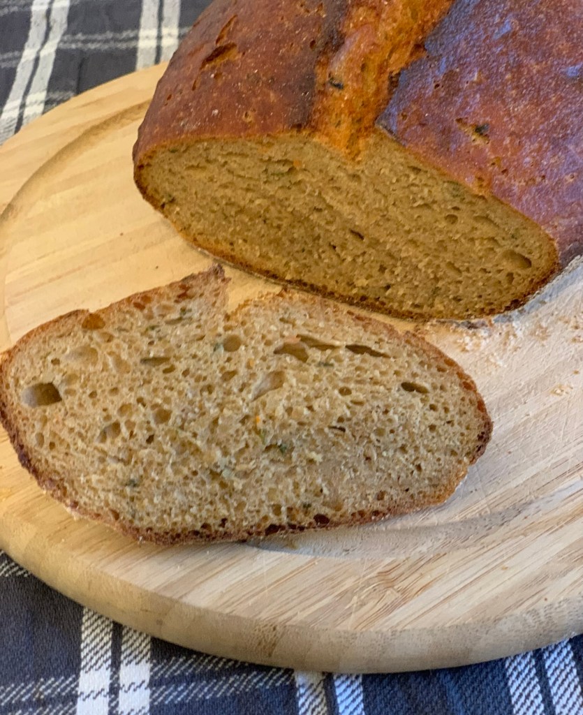 Das angeschnittene Brot auf einem Holzbrett.