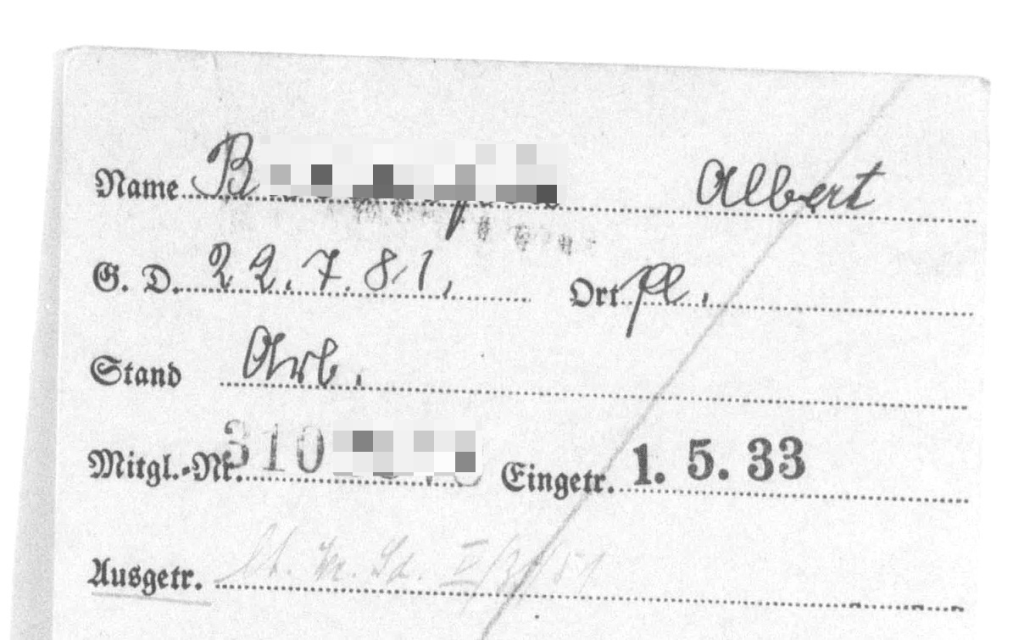 Obere Hälfte der Mitgliedskarte meines Urgroßvaters Albert, geb. 22.7.'81, Ort: Pl., Stand: Arb., eingertr. 1.5.33. Ausgetr: lt. We. Sd. V/35/51. Den Nachnamen außer dem Anfangsbuchstaben B und die letzten Zahlen der Mitgliedsnr. habe ich verpixelt. Die Karte ist diagonal handschriftlich durchgestrichen.
