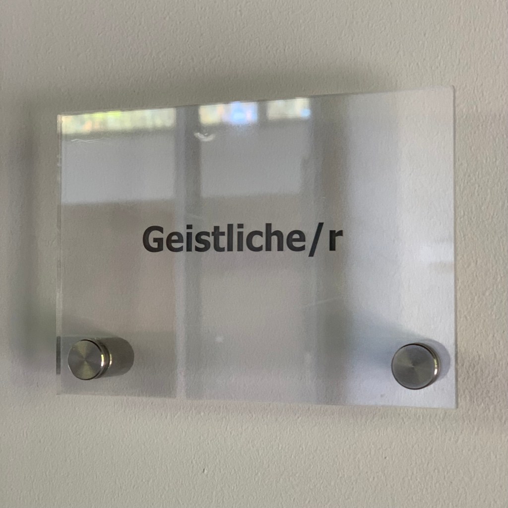 Türschild, auf dem "Geistliche/r" steht.