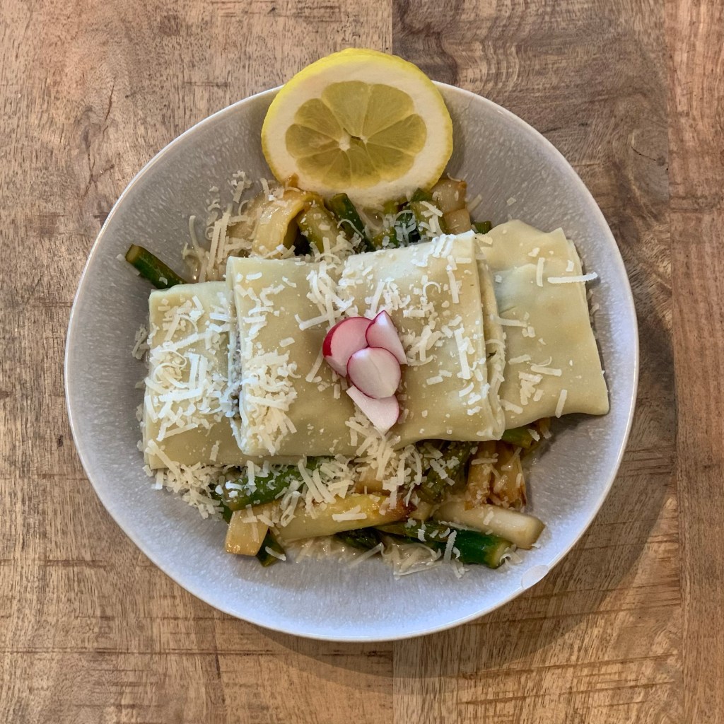Das Mittagessen wie beschrieben und mit einer Scheibe Zitrone und einem geviertelten Radieschen dekoriert.